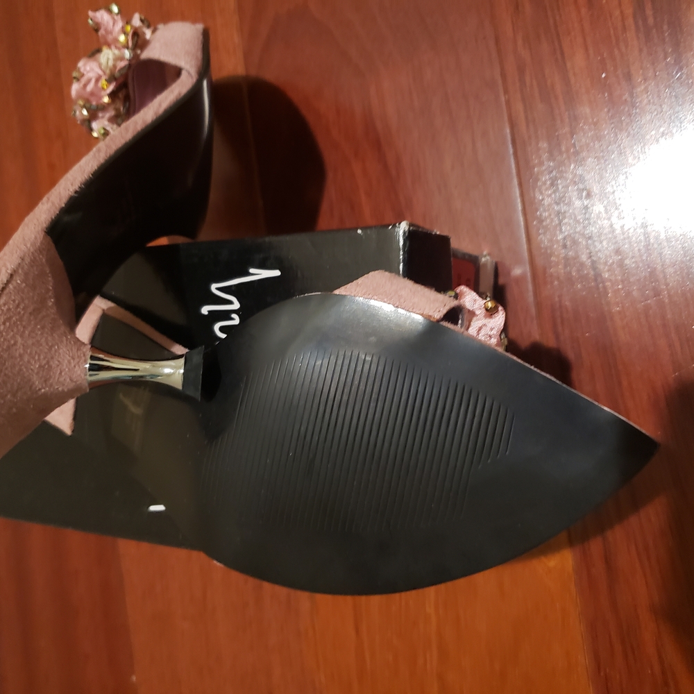 Luichiny Pink Sandals with Chic Design - Picture 6 of 7